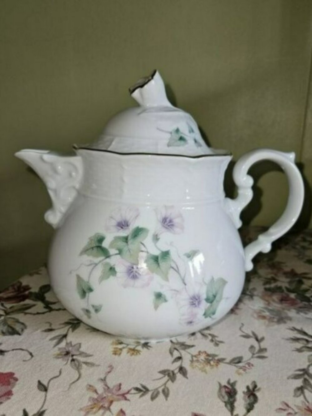 Thun Carlsbad Morning Glory Pattern fine porcelain teapot Vintage